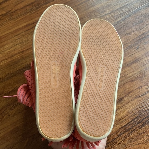 Minnetonka perforated leather fringe booties size 6.5 - Picture 6 of 10